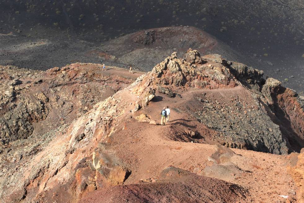 Caminata por el volcán de Teneguía, en La Palma.