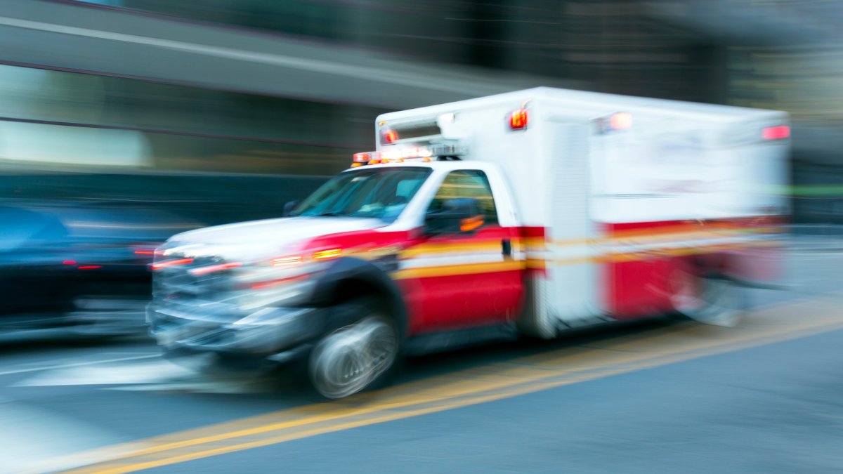 Acusan a paramédico de NYC de robar a una anciana