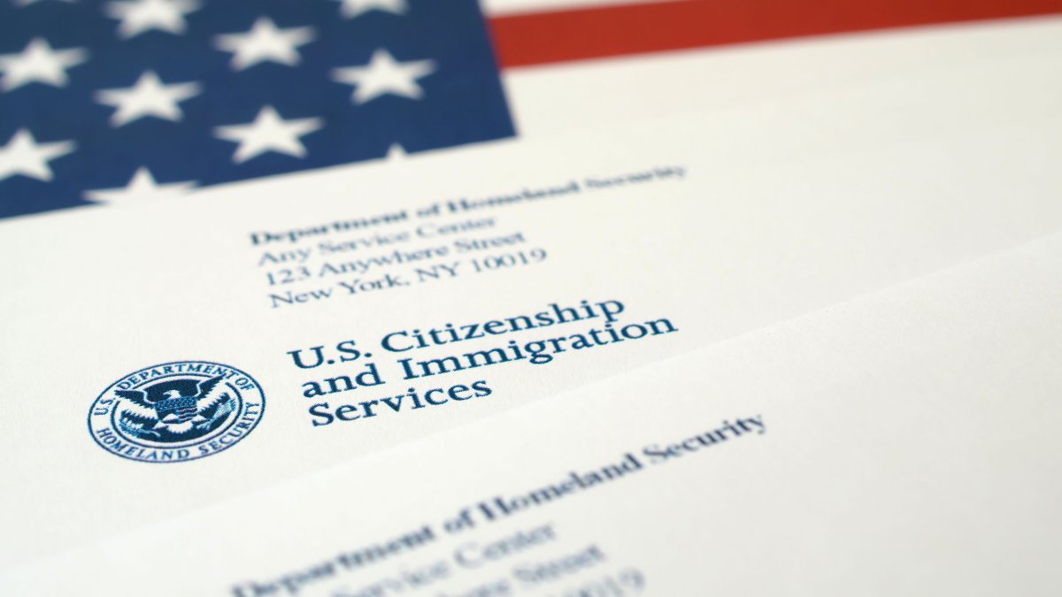 USCIS propone aumento en los trámites de inmigración