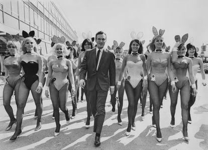 Hugh Hefner en el aeropuerto de Heathrow (Londres), rodeado de modelos en junio de 1966.