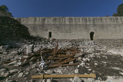 Accesos a la galería interior de la presa de El Romeral, diseñada por Juan de Villanueva por encargo de Carlos IV.