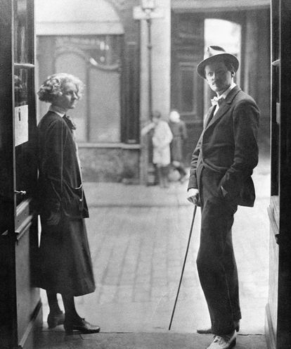 La editora Sylvia Beach y el escritor James Joyce, en París en los años veinte.