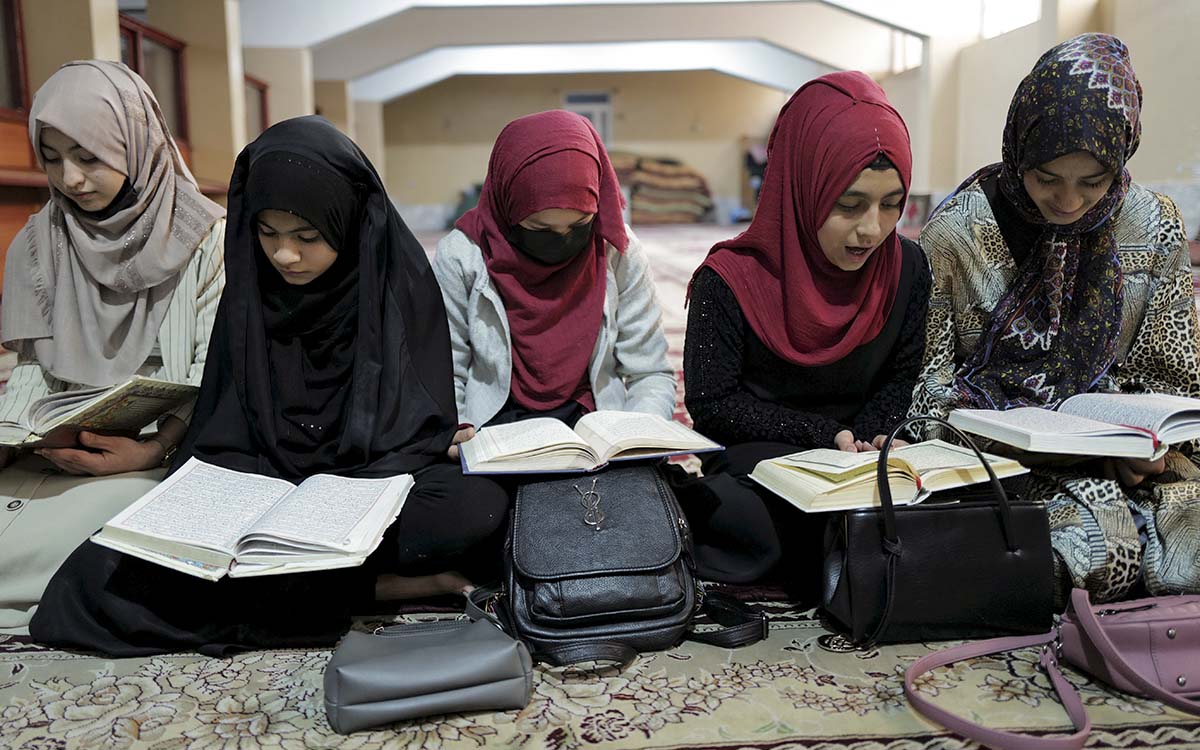 Afganistán: Los talibán afirman que las universidades públicas reabrirán pronto, pero con segregación por sexos