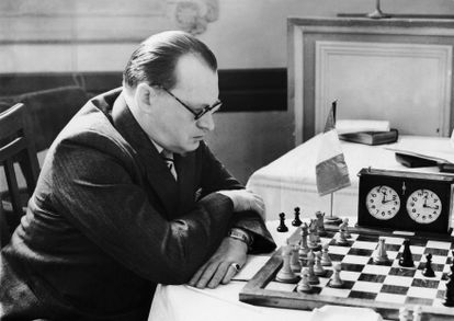 Alexánder Alekhine en Inglaterra en 1938.