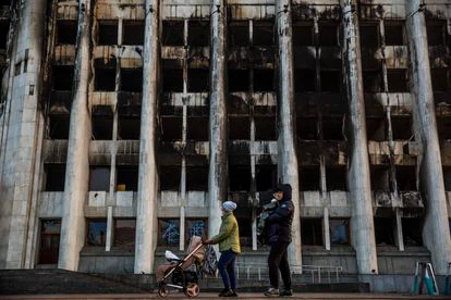 El Ayuntamiento de Almaty, con la fachada quemada, este miércoles.
