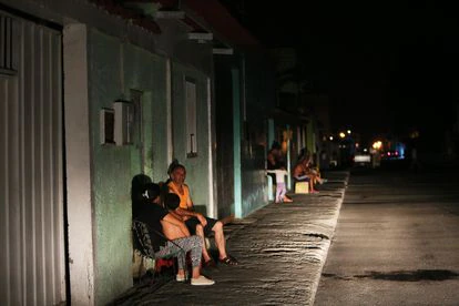 Los vecinos hablan en la calle en la ciudad de Barquisimeto, Venezuela. 
