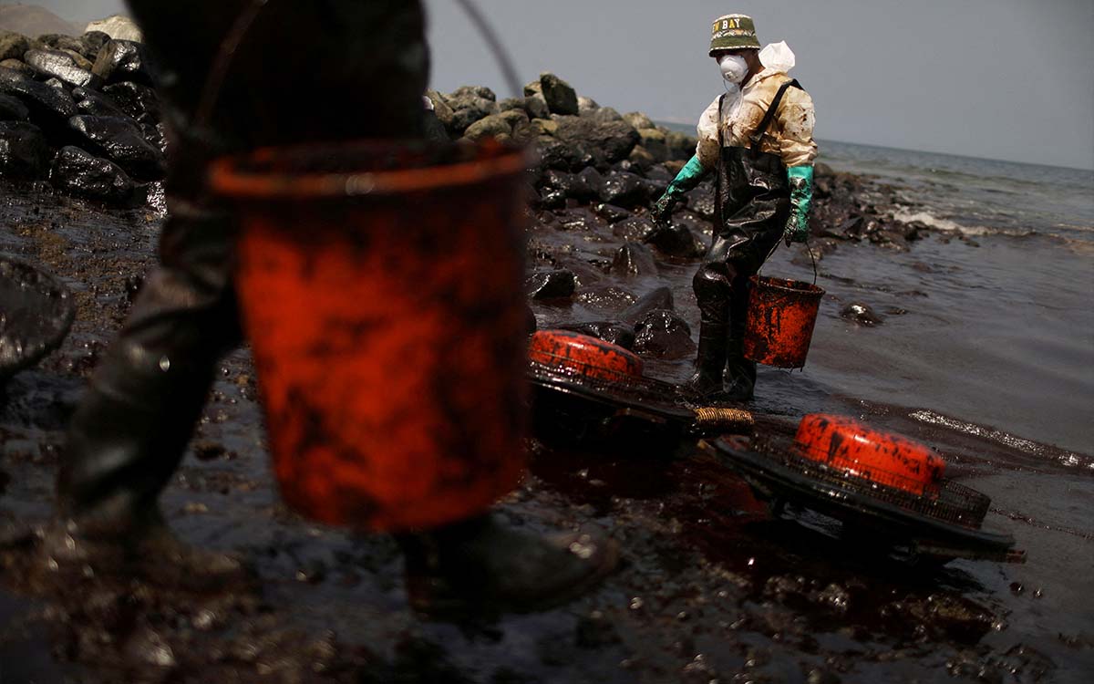 Autoridades investigan nuevo derrame de petróleo en Perú por Repsol; empresa niega los hechos
