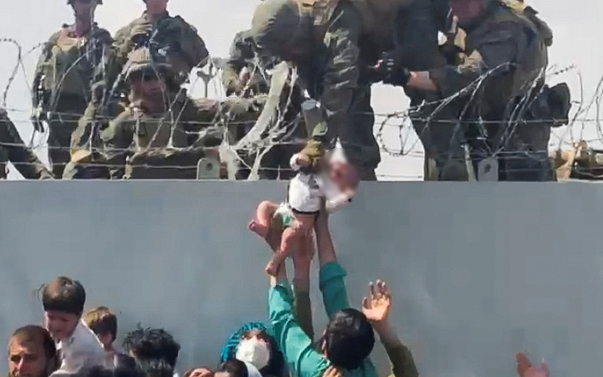 Bebé entregado a soldado de EU durante retirada afgana se reencuentra con su familia | Fotos
