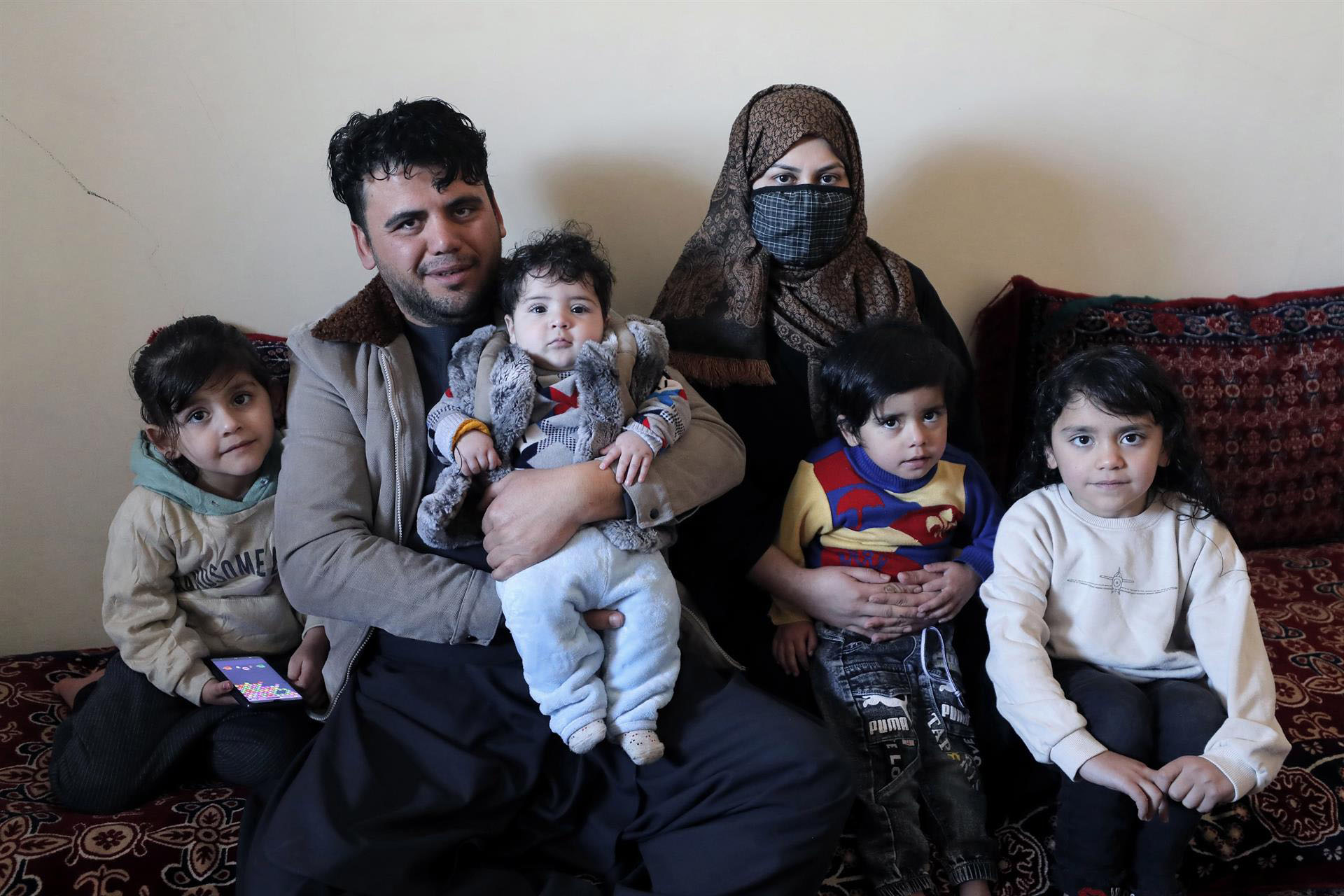 Bebé extraviado en el caos del aeropuerto en Kabul se reúne con parte de su familia