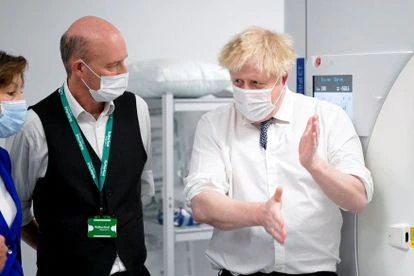 Boris Johnson visitaba este jueves un centro médico de diagnósticos en la localidad de Taunton (Inglaterra).