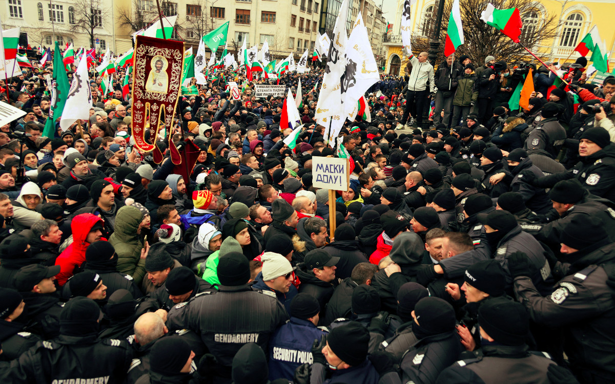 Caos en Bulgaria: antivacunas salen a las calles en protesta contra las restricciones Covid