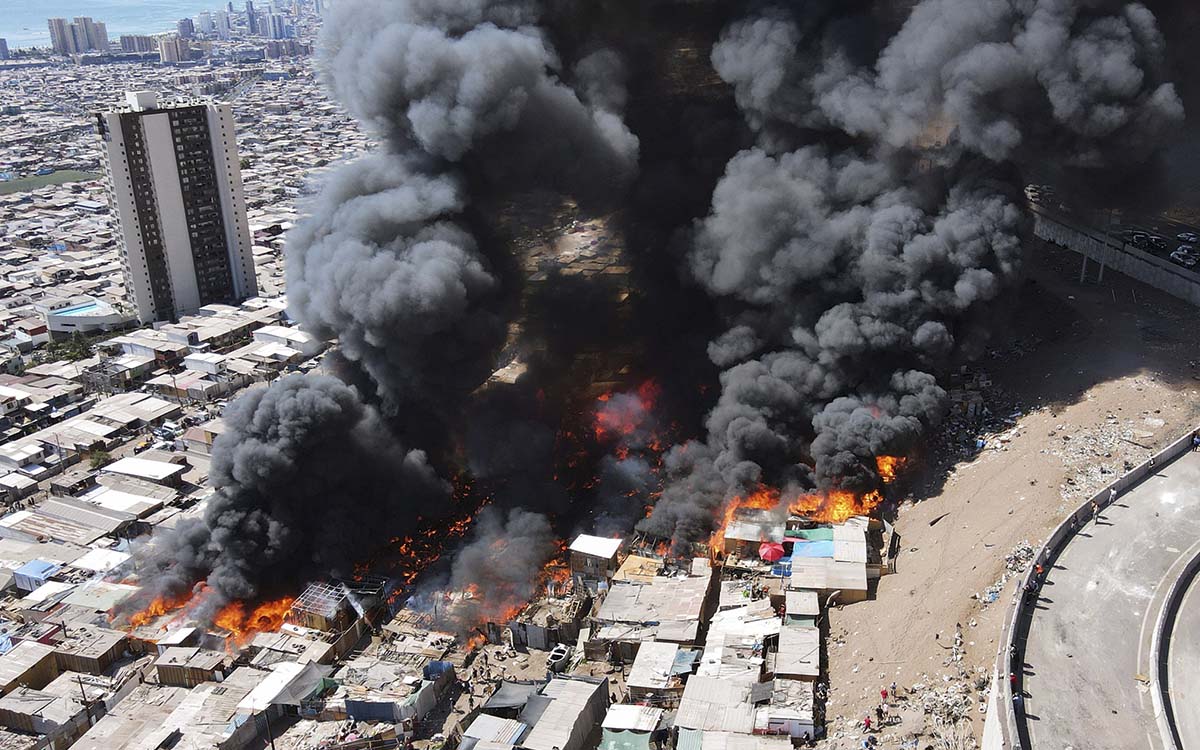 Chile: Cerca de 100 casas arden en un incendio en la ciudad de Iquique; hay 400 damnificados