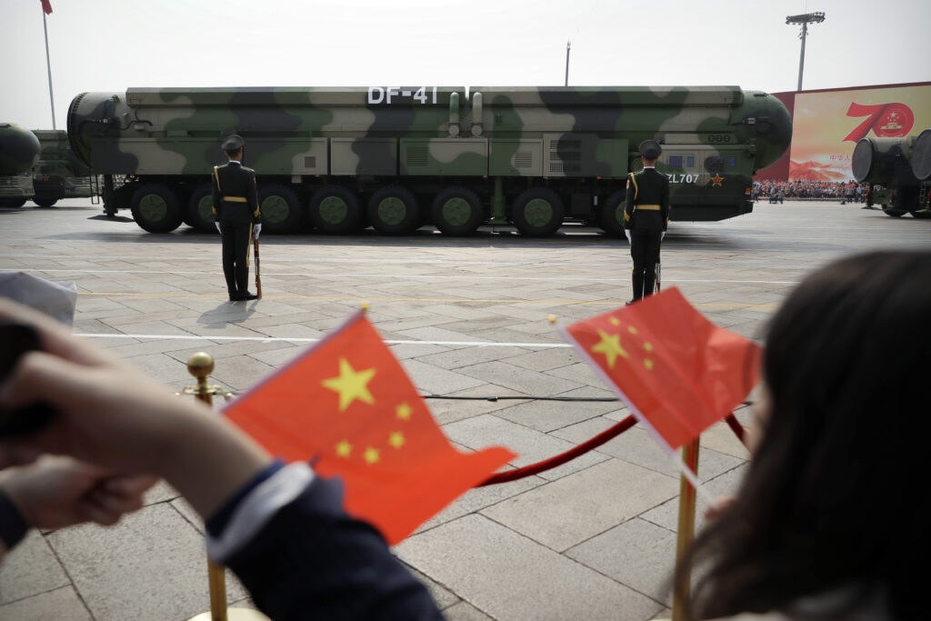 China seguirá modernizando su arsenal nuclear tras comprometerse contra la proliferación de armas atómicas