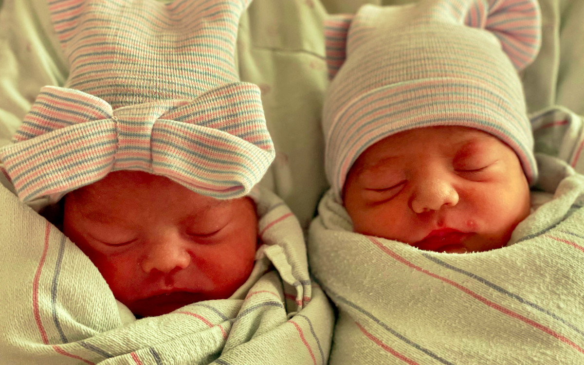 Con 15 minutos de diferencia, los gemelos Trujillo nacieron en distinto año