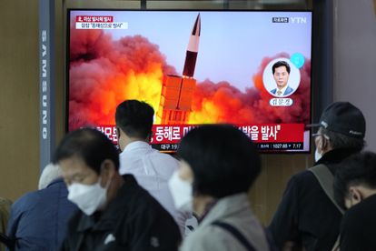 Una cadena de televisión surcoreana emite las imágenes del lanzamiento de un misil norcoreano, el 28 de septiembre en Seúl.