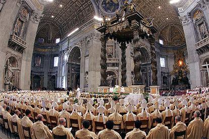 Obispos y cardenales en la misa celebrada por el Papa en la basílica vaticana de San Pedro para inaugurar el sínodo.