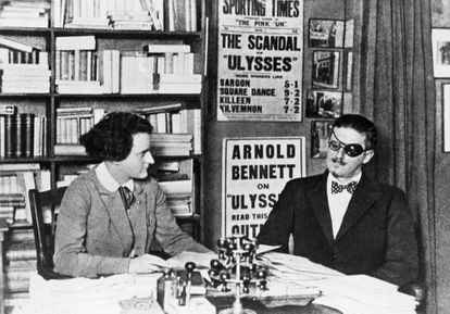 James Joyce y su editora Sylvia Beach, que regentó la legendaria librería 'Shakespeare and Company' en París y publicó 'Ulises'.