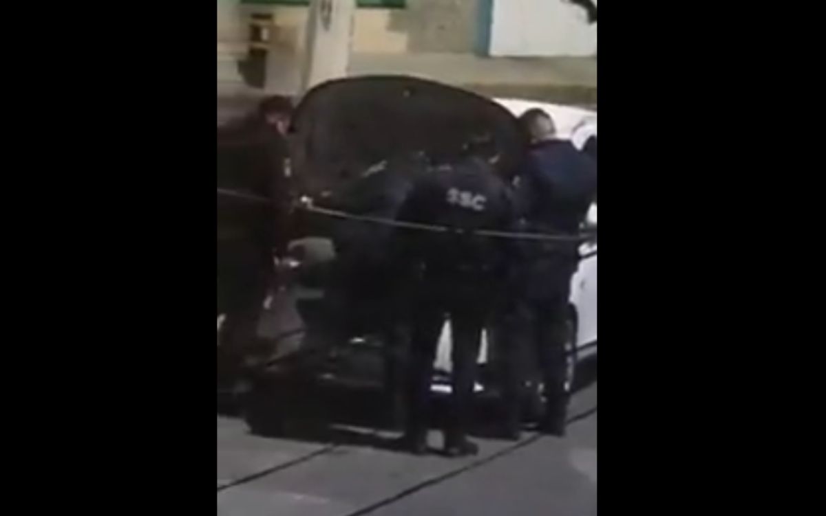 Denuncian que policías de la CDMX robaron batería de auto | Video