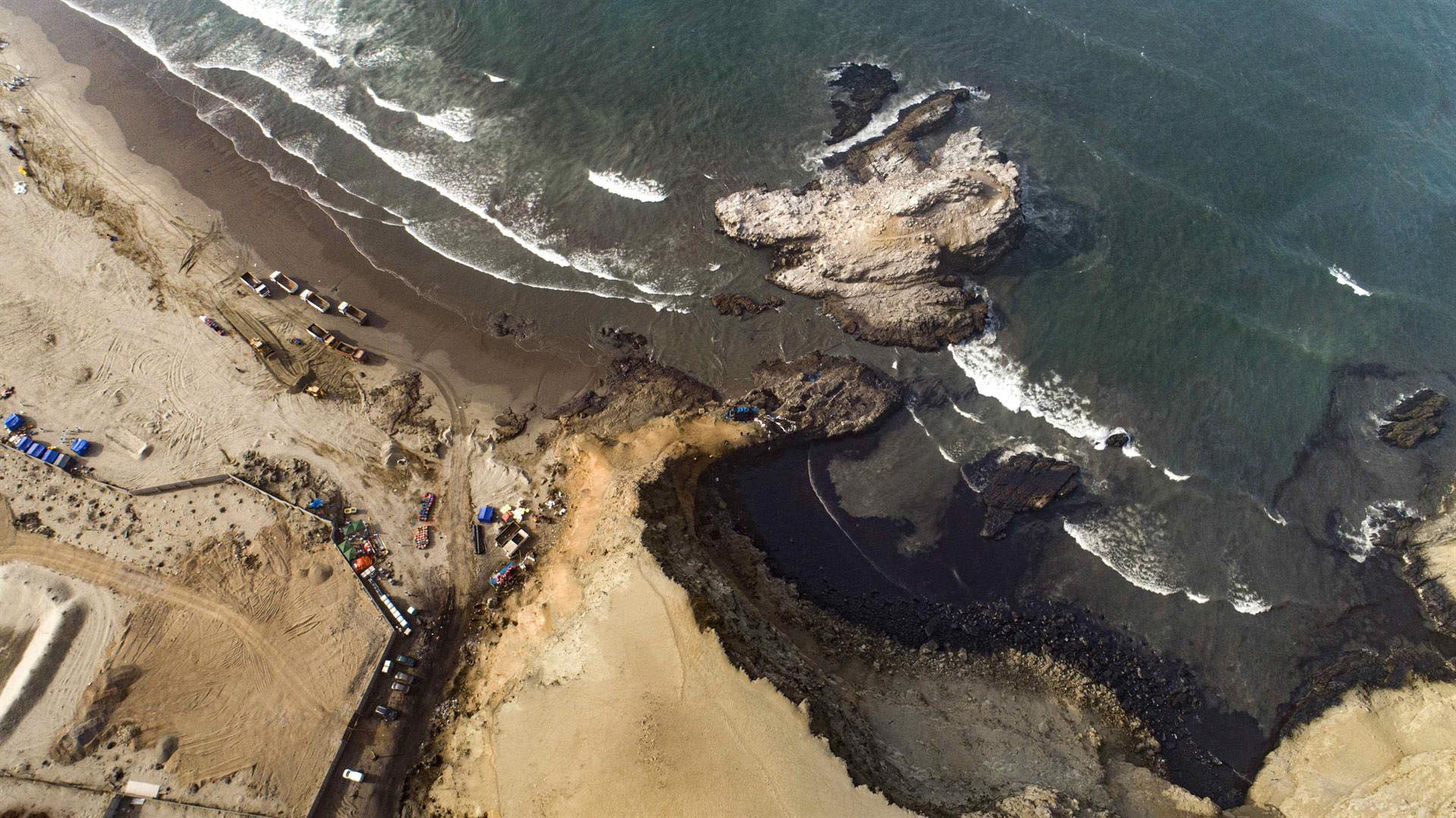 Derrame de petróleo causa desastre ecológico en la costa de Perú