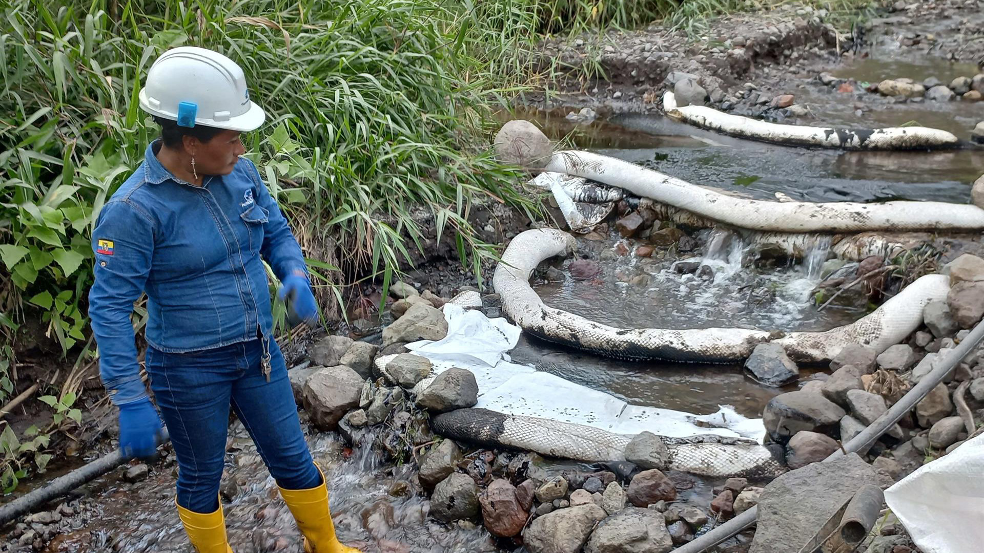 Derrame petrolero en Ecuador: reportan trazas de contaminación en río pese a operativo de limpieza