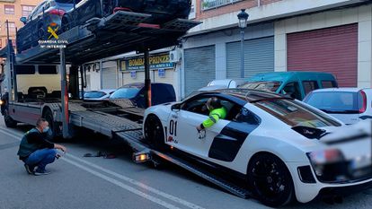 Algunos de los vehículos incautados al presunto estafador detenido en Valencia.