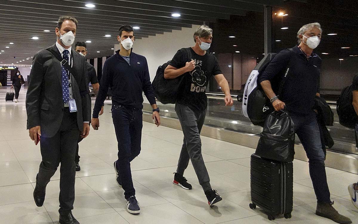 Djokovic aborda avión para abandonar Australia tras perder apelación en tribunal