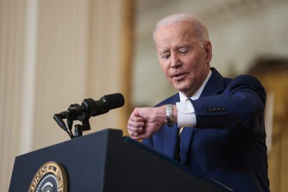 El presidente de EE UU, Joe Biden, observa su reloj durante la conferencia de prensa de este miércoles 19 de febrero.