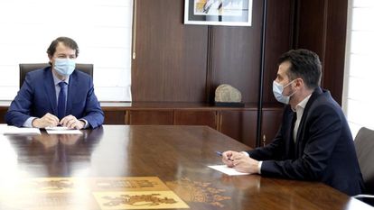 El presidente de la Junta de Castilla y León, Alfonso Fernández Mañueco, y el líder socialista, Luis Tudanca, durante la reunión de este miércoles durante la cita.