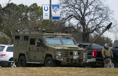 Un vehículo blindado estacionado a la entrada de la sinagoga en Colleyville, Texas.