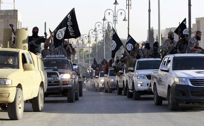 Desfile de combatientes del ISIS en Raqa (Siria) tras la proclamación del califato, a principios del verano de 2014.
