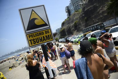 Cartel de aviso de tsunami en una playa de Lima, Perú, este 16 de enero.