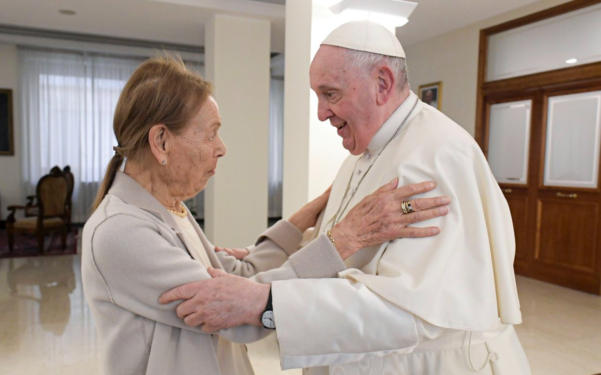 El Papa Francisco se reúne con escritora sobreviviente de Auschwitz