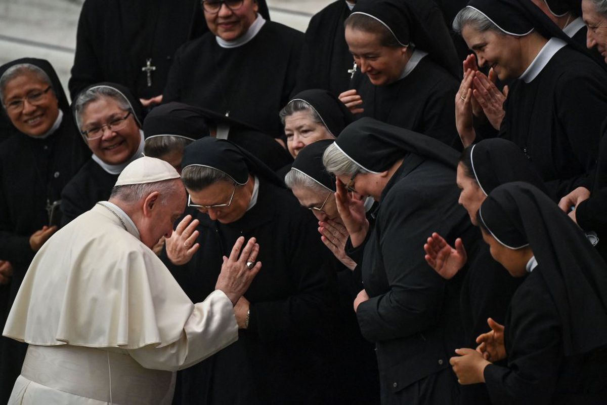 El Papa pide a los padres que no condenen a sus hijos si tienen una “orientación sexual diferente”