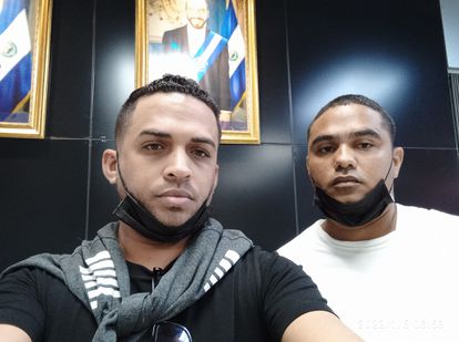 El Salvador admite a dos periodistas cubanos críticos con el régimen que fueron obligados a salir de la isla