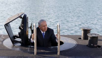 El primer ministro israelí, Benjamín Netanyahu, visita un submarino en Haifa en 2016.
