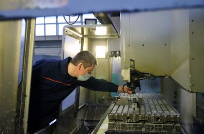 Un operario, el 15 de diciembre, en una fábrica de equipamiento para cohetes en Ekaterimburgo (Rusia).