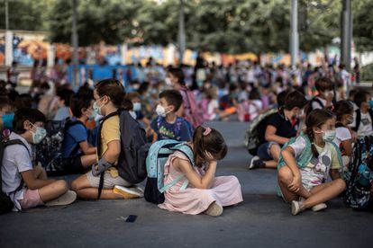 Varios niños esperan en la fila de su clase durante el inicio del curso escolar de Educación Primaria en Valencia.