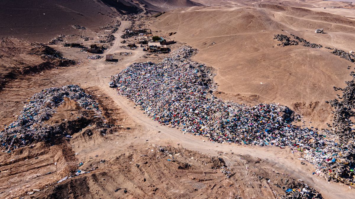 El desierto tóxico que acumula toneladas de ropa usada en el norte de Chile