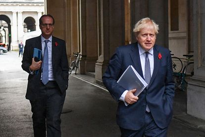 Boris Johnson, en noviembre de 2020, seguido por su secretario privado, Martin Reynolds, autor del correo electrónico que invitaba a cien personas a una fiesta en Downing Street.