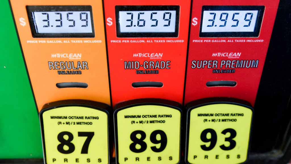 El galón de gasolina regular llega a un promedio de $3.33