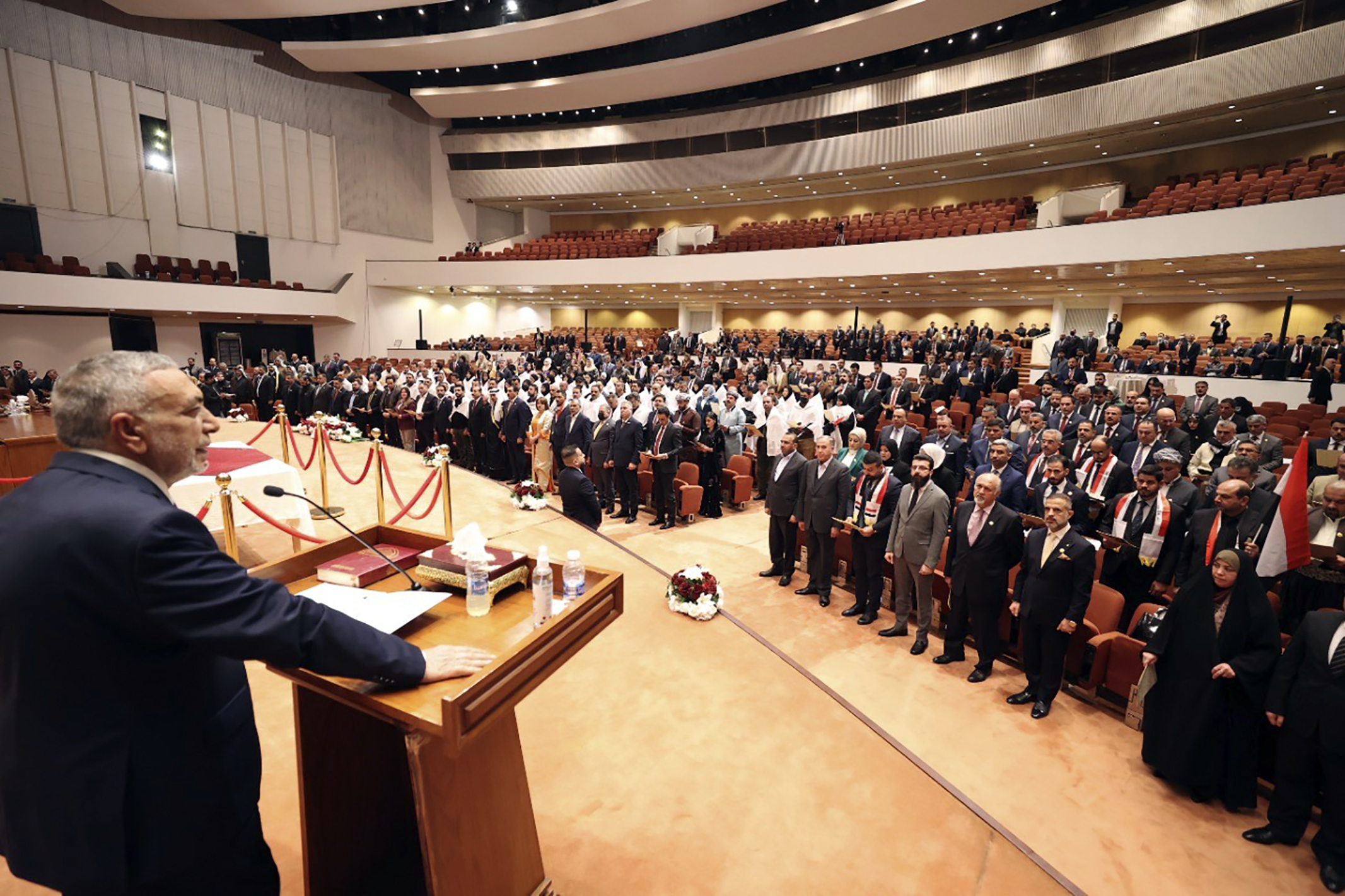 El nuevo Parlamento de Irak reelige a su presidente en medio de una sesión caótica