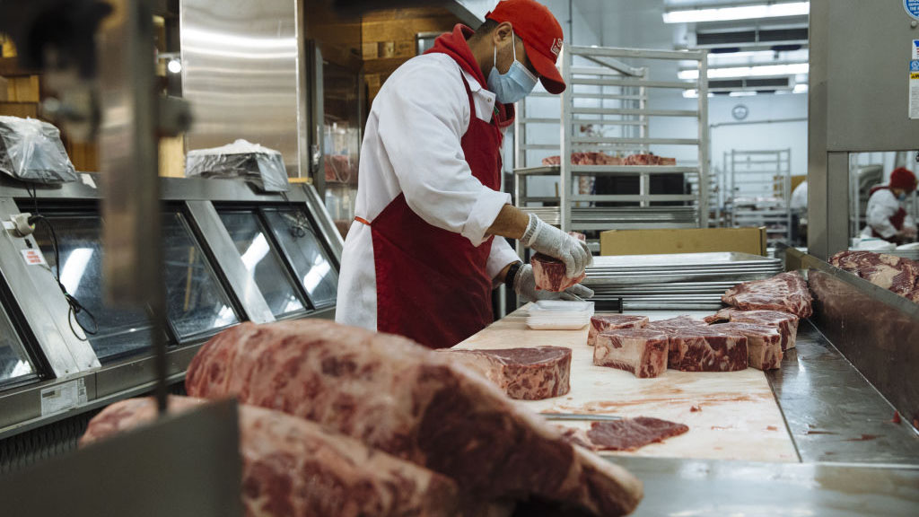 El presidente Biden busca bajar los precios de la carne en Estados Unidos