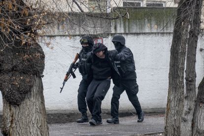 Unos policías antidisturbios detenían a un manifestante, este sábado en Almaty.