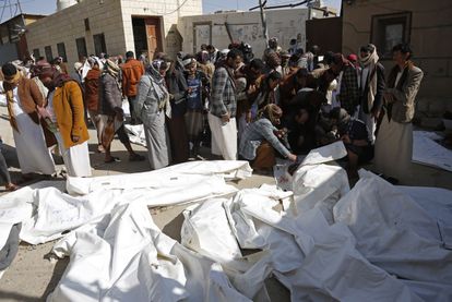 Algunas de las decenas de víctimas que dejó el bombardeo de la coalición contra el feudo Huthi en el norte de Yemen, el pasado viernes.