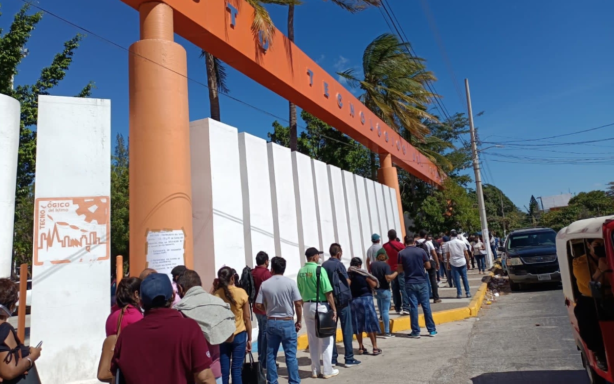Entre discusiones y aglomeraciones inicia vacunación de refuerzo a maestros en Oaxaca