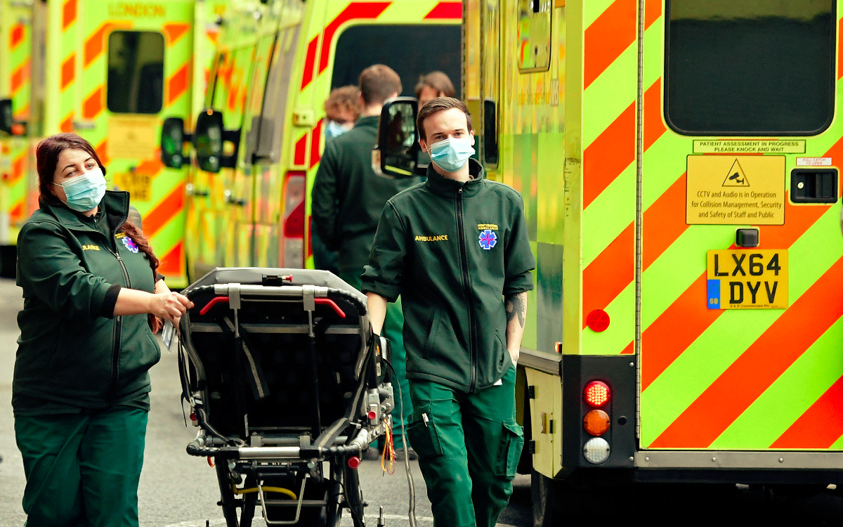Escasez de personal en hospitales Covid de Gran Bretaña provoca despliegue de fuerzas armadas