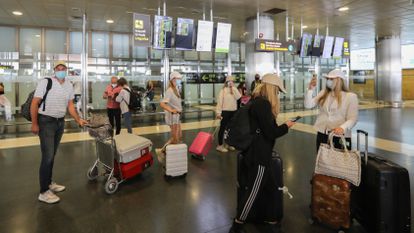 Varios grupos de turistas a su llegada al aeropuerto de Gran Canaria, el 16 de agosto.