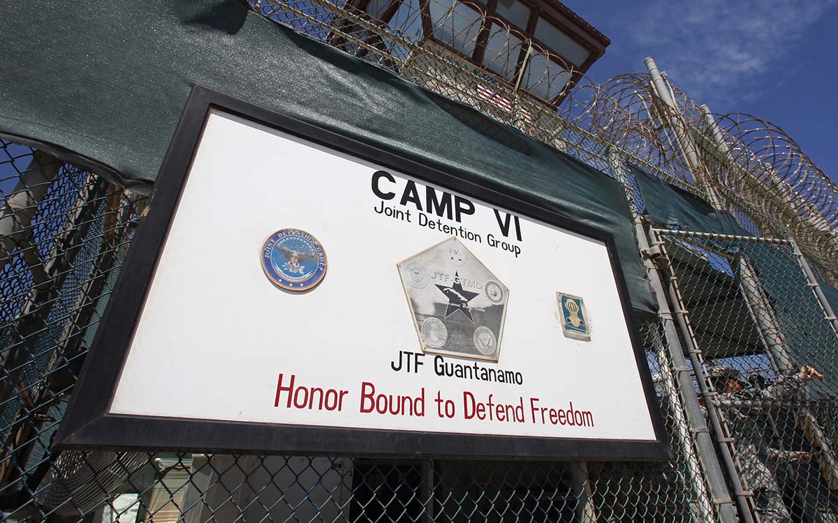 Estados Unidos aprueba el traslado de cinco detenidos de la prisión de Guantánamo en Cuba