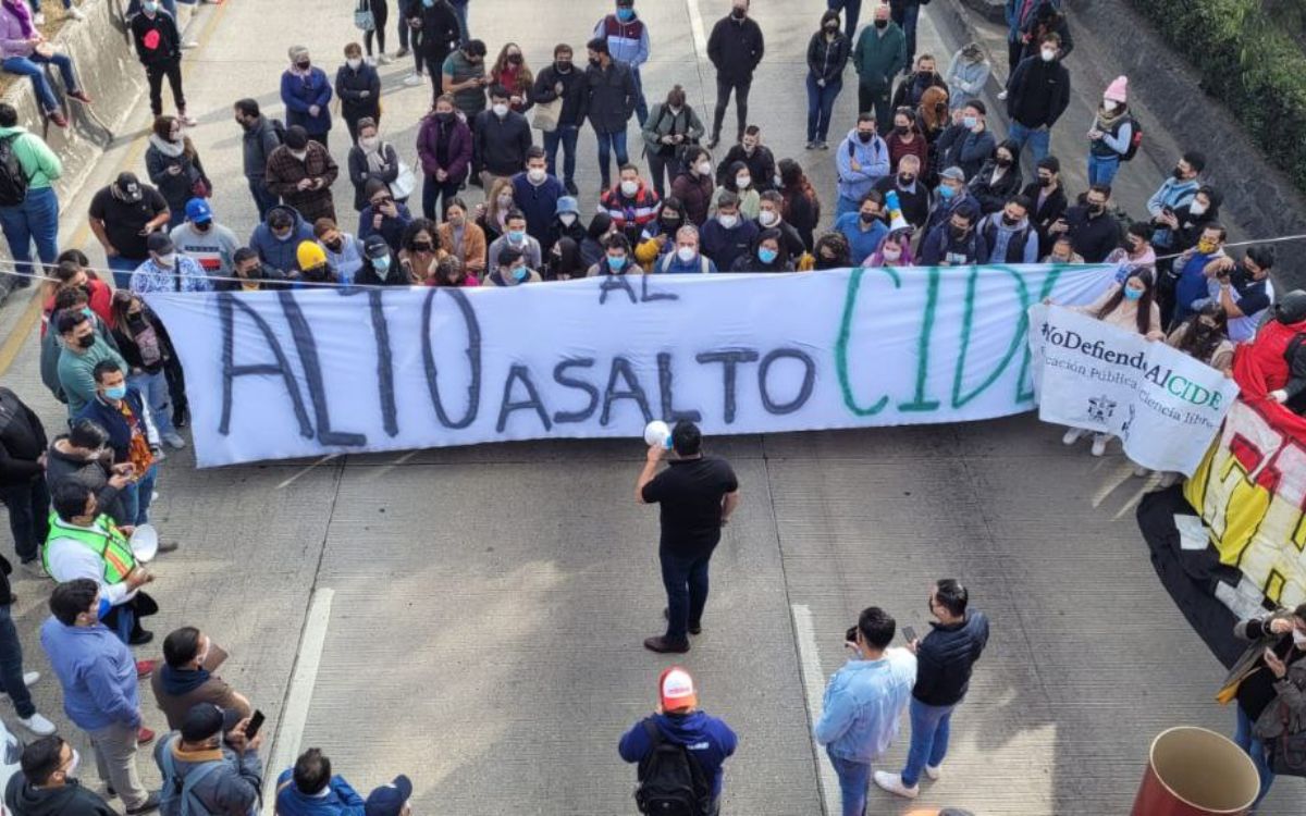 Estudiantes e investigadores del CIDE bloquean la México-Toluca