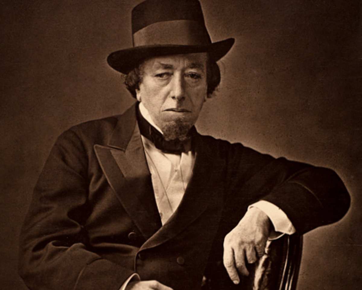 Frases del escritor y político Benjamin Disraeli en el día de su nacimiento